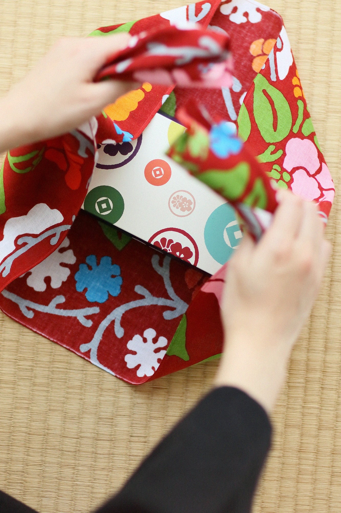 Tengui textile en coton Ise/Yukimochiyanagi ni camélia (Yukimochiyanagi ni camélia)