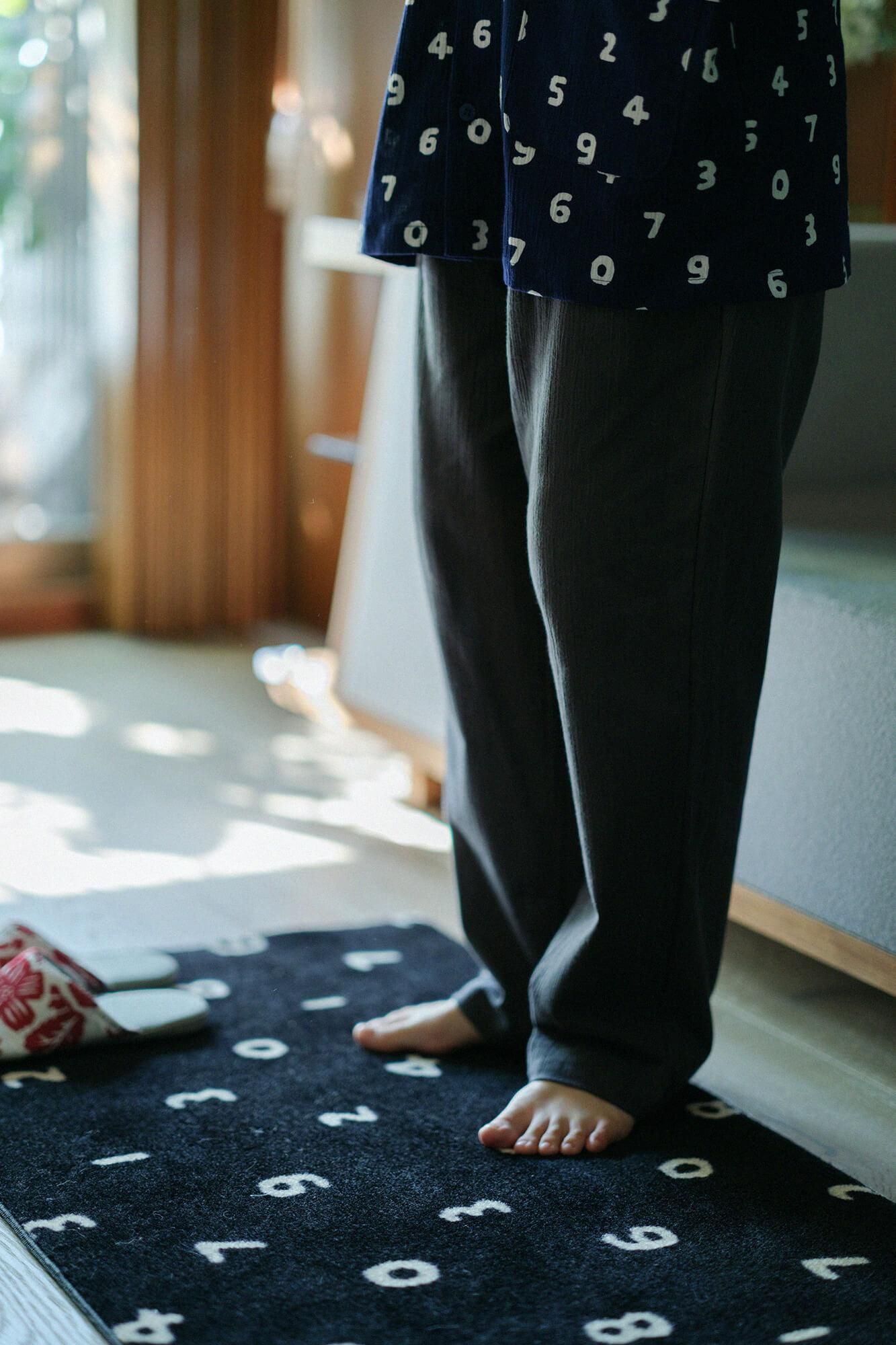 Takashima Chijimi 20/20 Textilpyjama mit V-Ausschnitt/SO-SU-U Dunkelblau (Nokon) x konzentriertes Blei (Koinamari)