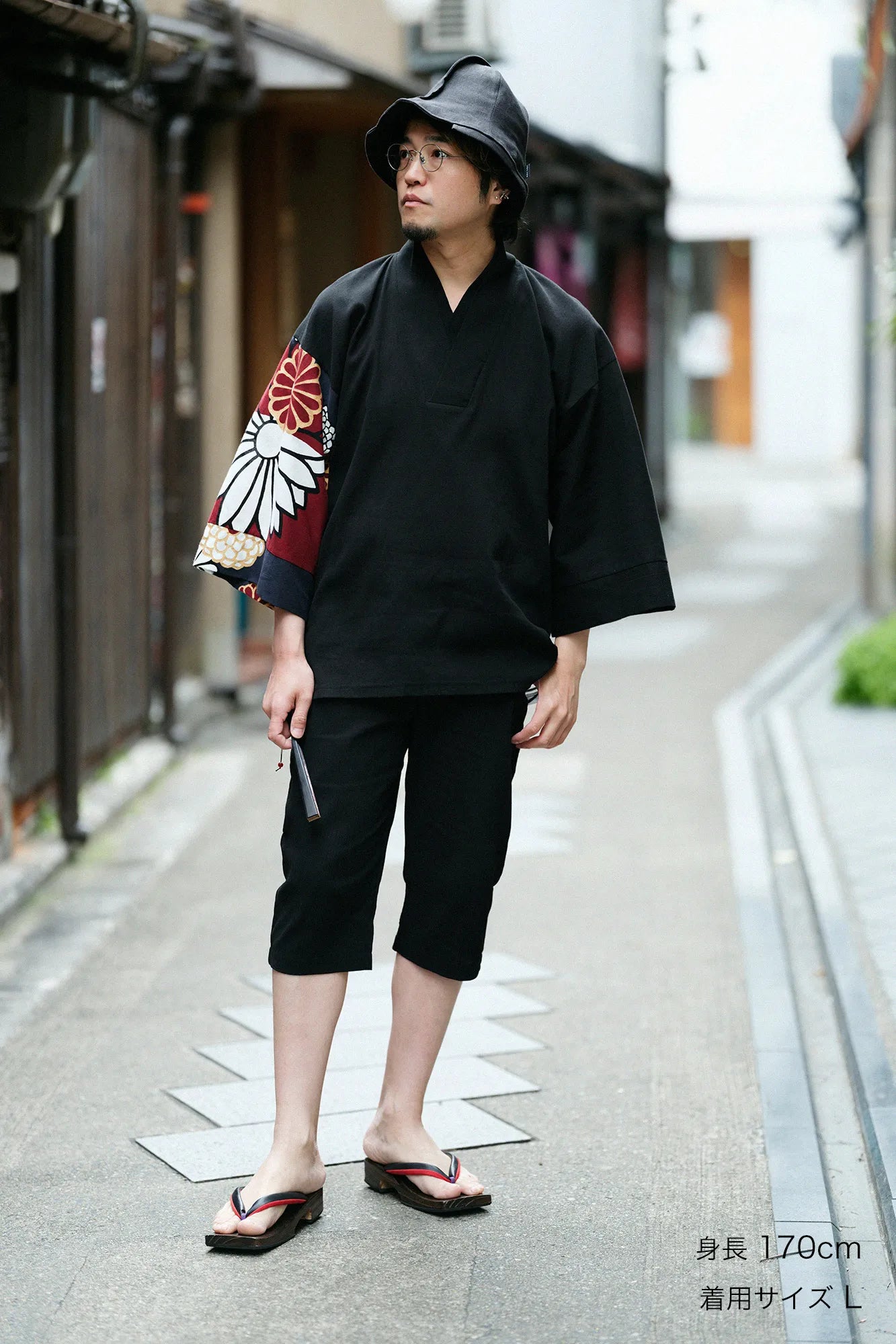 【Exclusivité en ligne】Higashishima-kuritsu 40/40, coupe demi-manches à la mode (han’erifū), fermeture cache-cœur (katamigawari) / couleur plumes mouillées (nurebairo) × or brocart de Jinran (kinran-donsu) ▲ 