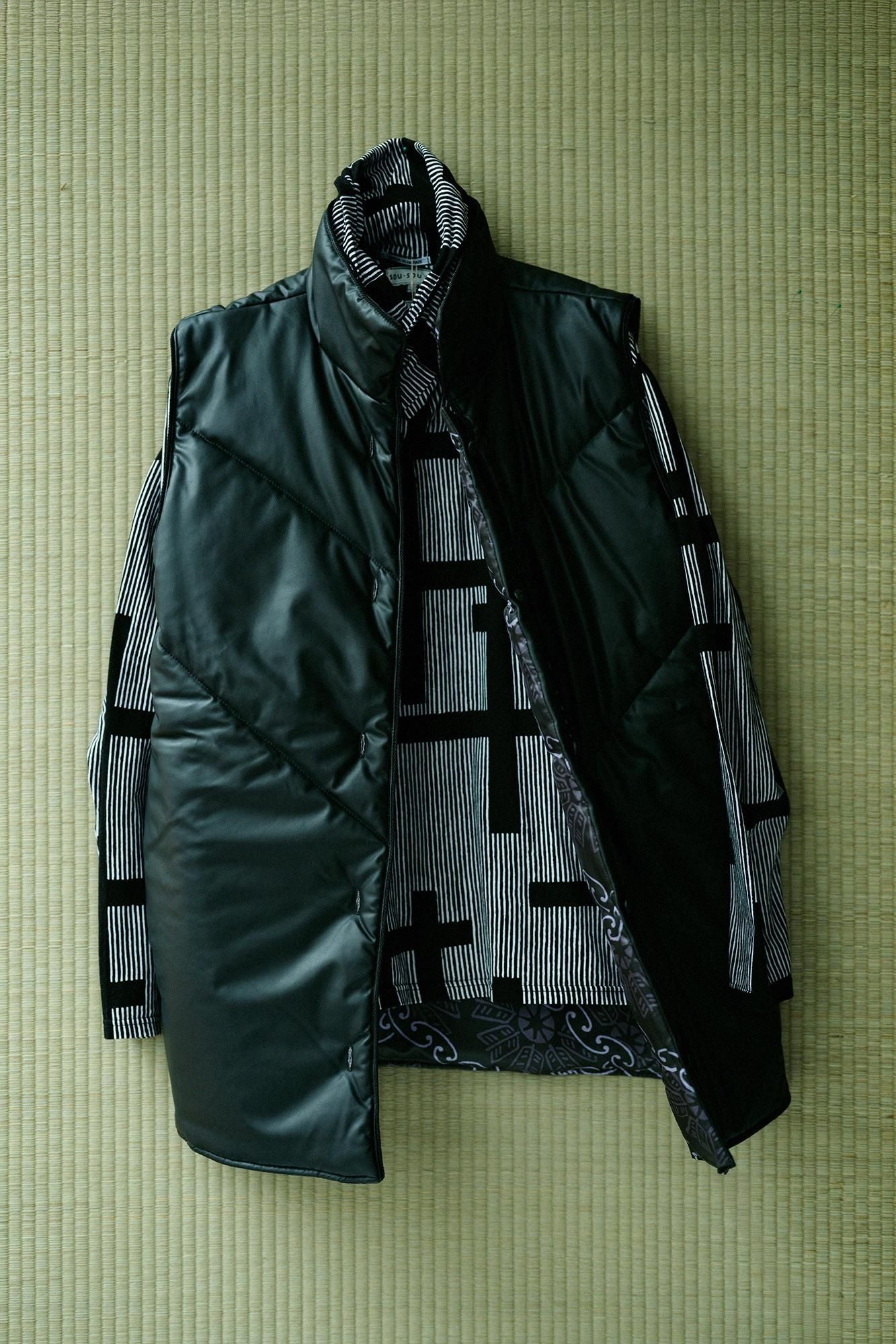フェイクレザー 陣羽織（じんばおり） 中綿袷（なかわたあわせ）／濡羽色（ぬればいろ）×環繋ぎ矢車文（かんつなぎやぐるまもん） 写し（うつし）