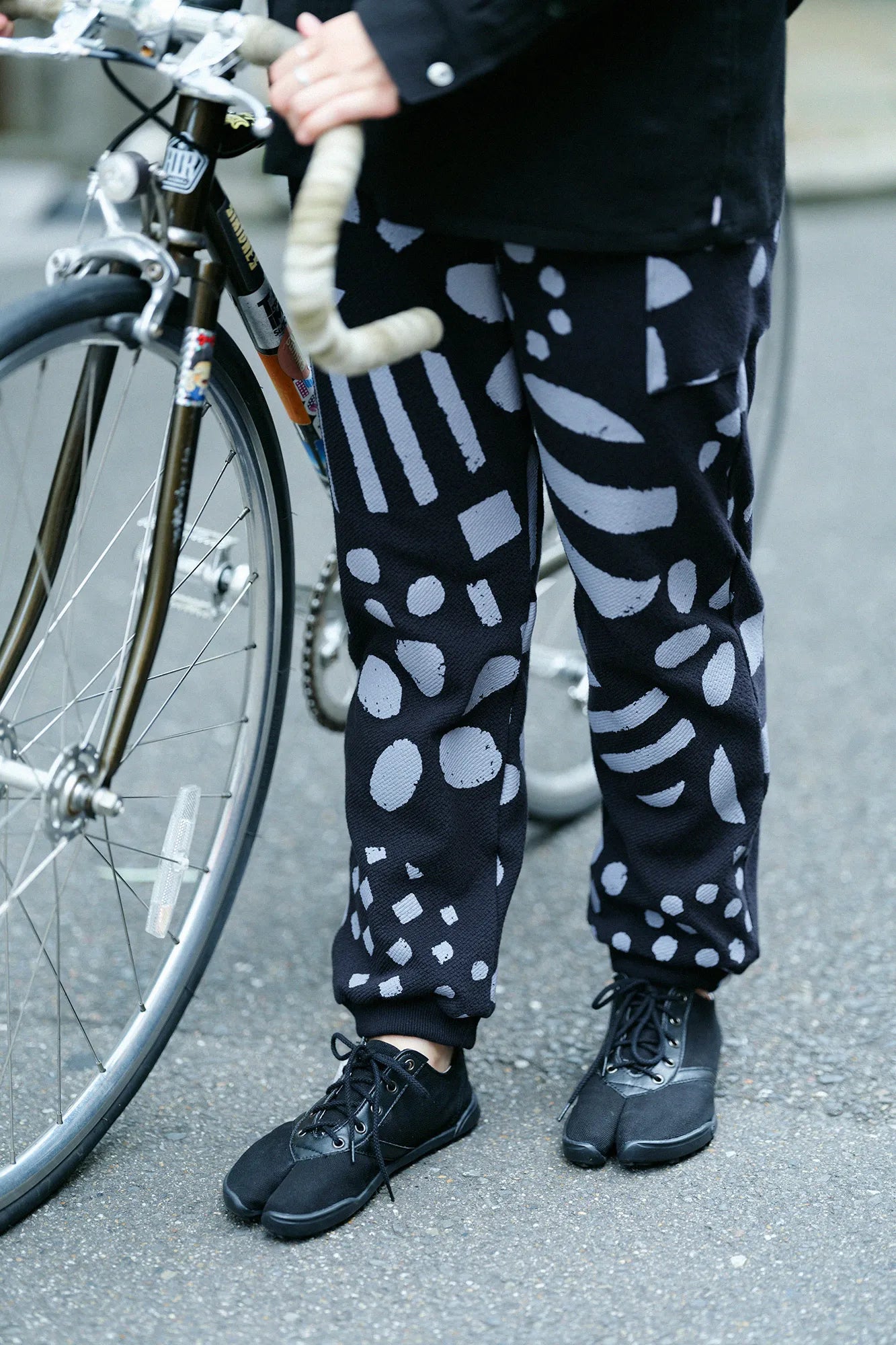 Fukure Jakarl BIKE Hose/Urarayo Schwarz