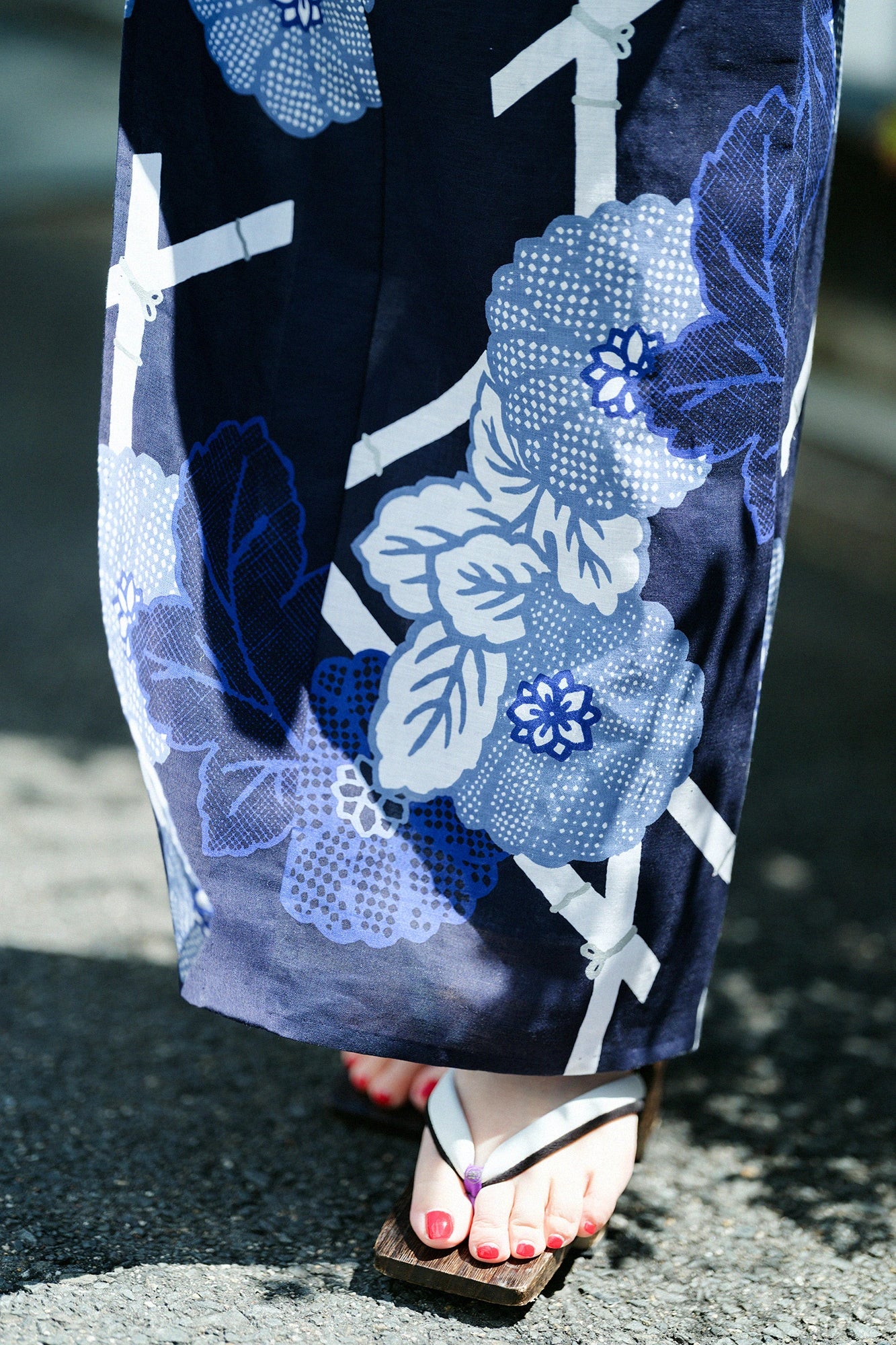 [Versand voraussichtlich um den 21. April] [*Nähen nicht inbegriffen] Chita-Baumwollleinen 30/30 Yukata-Stoff/Magakigikumoyo (japanisches Chrysanthemenmuster) Kopie (Utsushi)