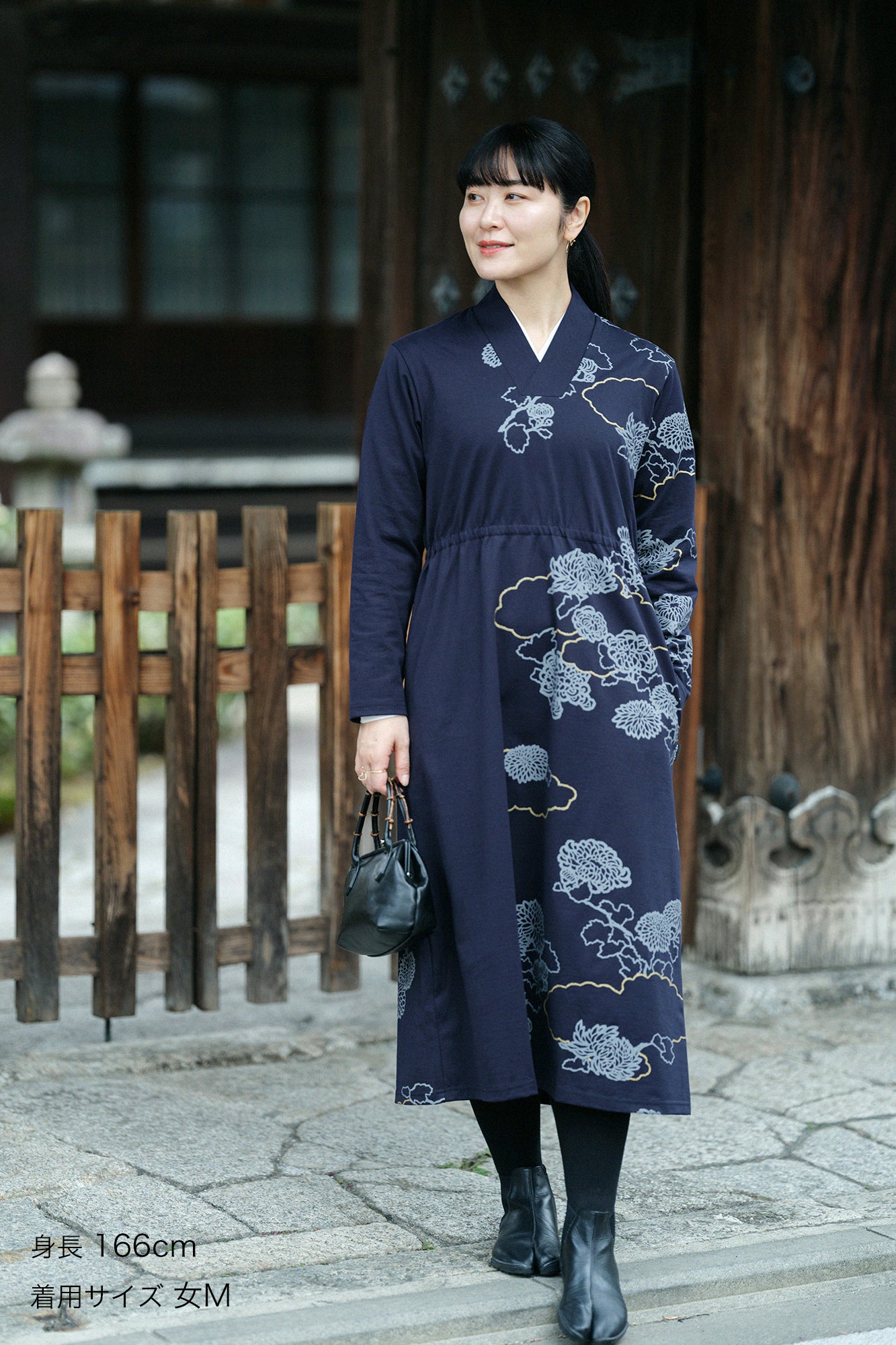 【官网限定】60双平纹针织布狭风靡和服领长版洋装／云取菊与留白蓝黑色