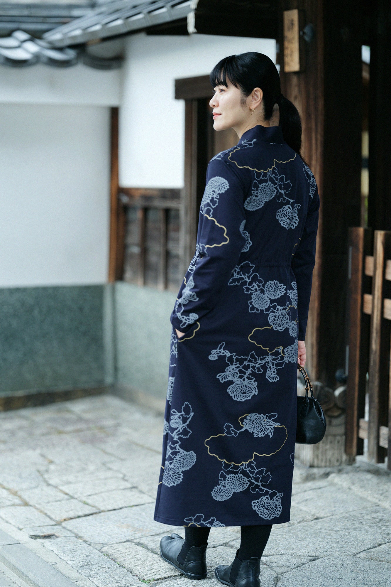 【官网限定】60双平纹针织布狭风靡和服领长版洋装／云取菊与留白蓝黑色