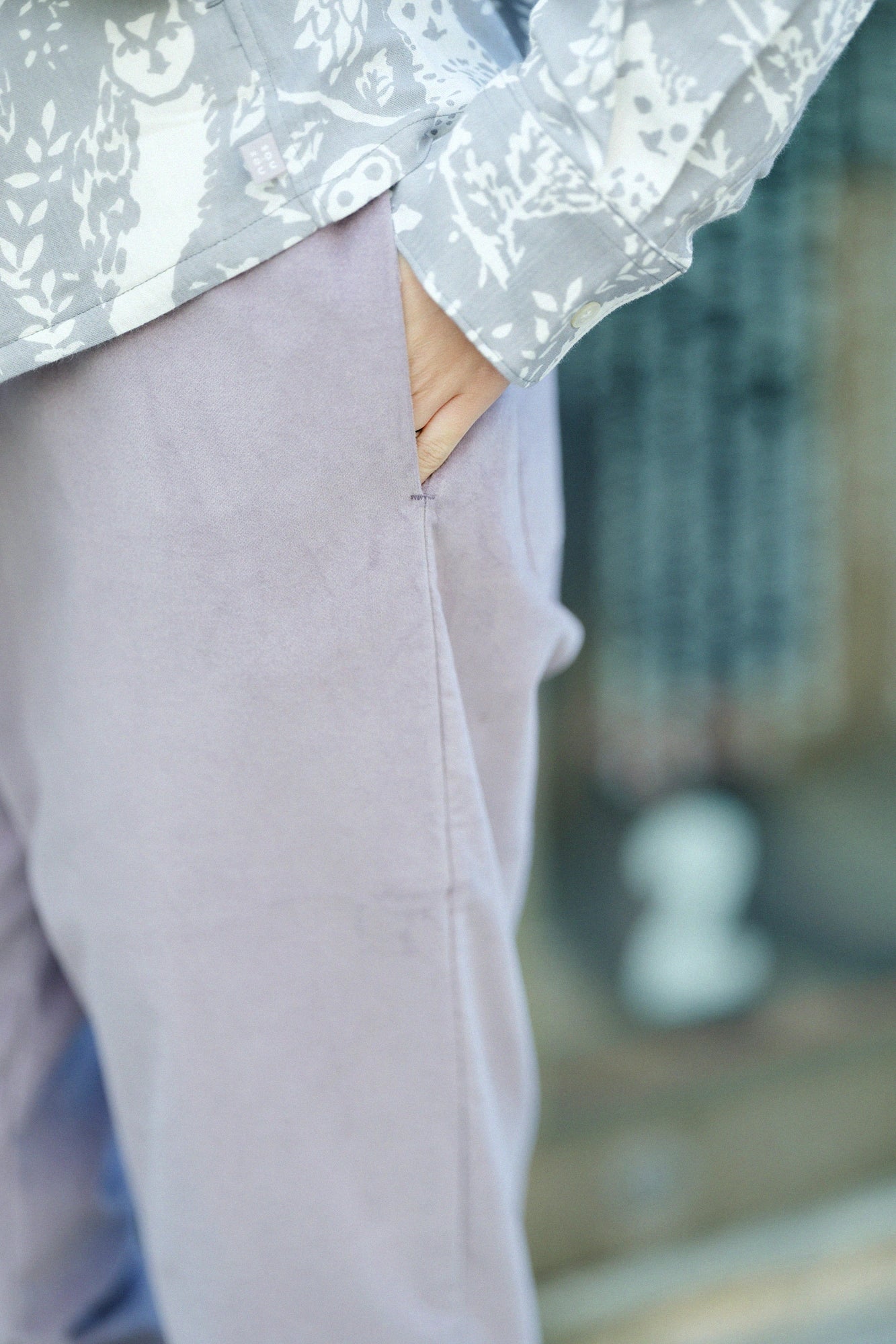 Leicht zulaufende Hose aus Stretch-Cord/Flieder