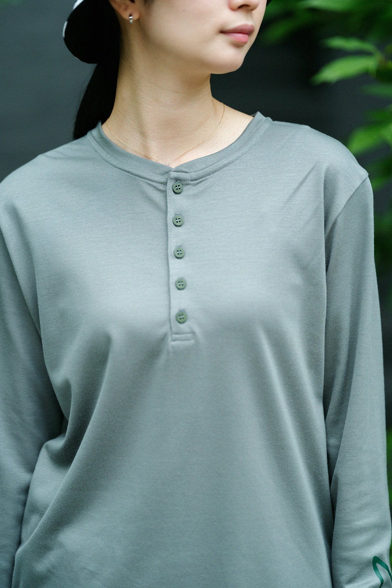 T-shirt à manches longues et col Henley lisse/Gris mousse