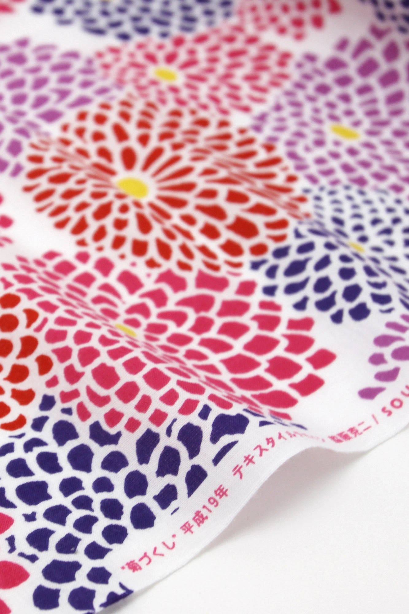 Textil nach Gewicht verkauft (Ise Momen: Tokuoka) / Voller Chrysanthemen, dunkelblauen Glockenblumen x rotbraunem Scharlachrot <50 cm>
