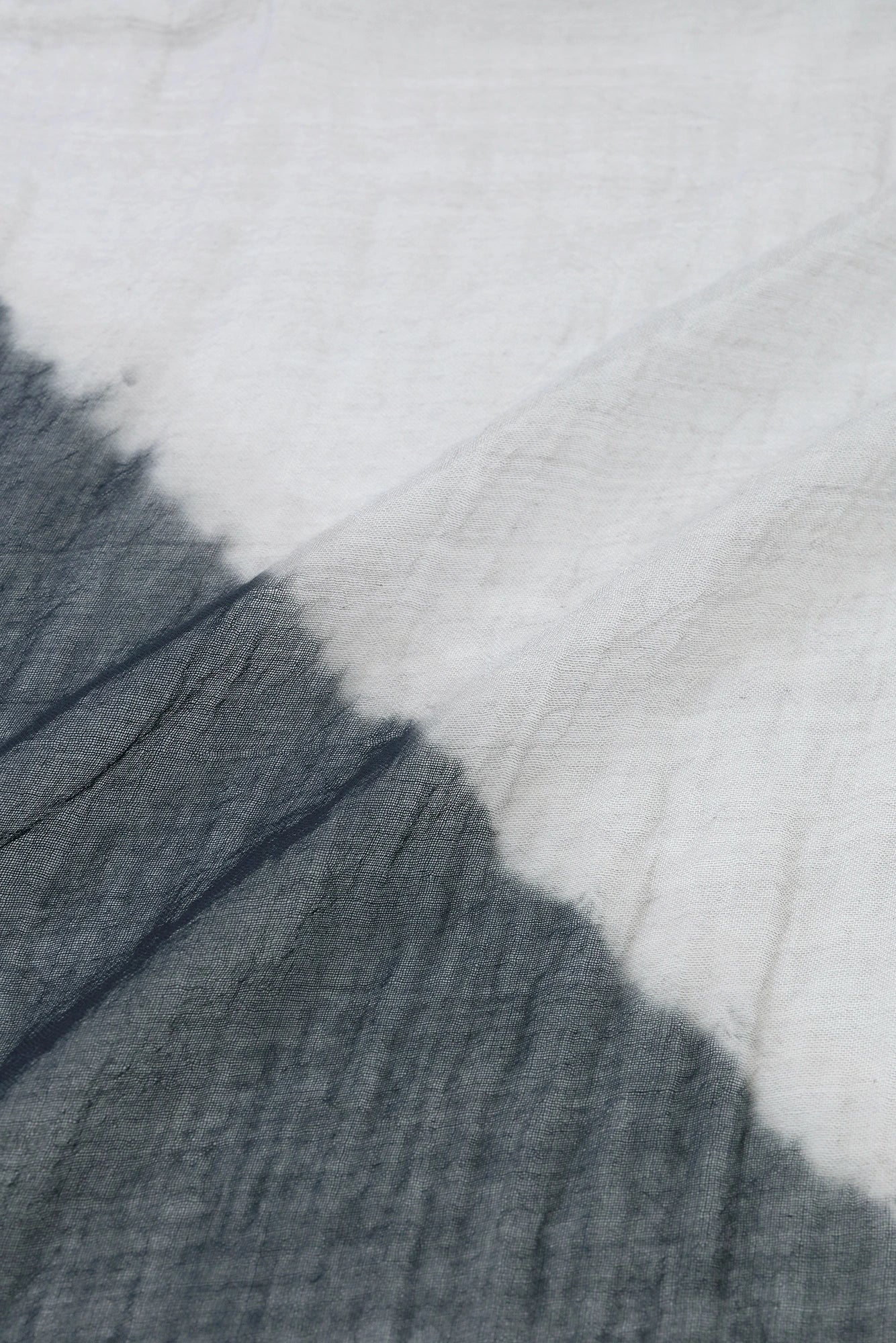 Filage proche du vide : châle cardigan / teinture par séparation souris blanche (shironezumi) × couleur encre (sumiiro) 