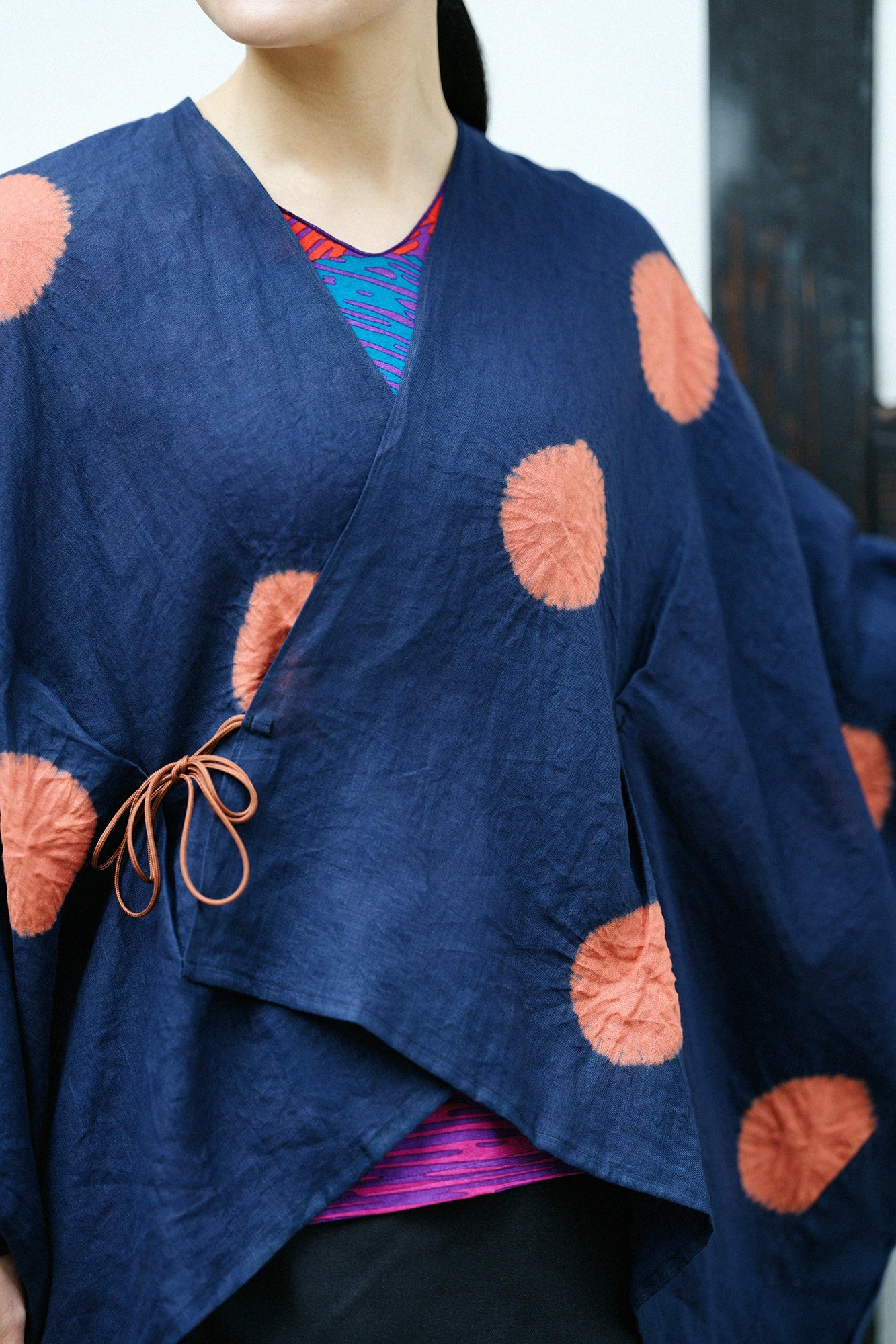  Kinkiyo Shibori Leinen Kisaragi kurze Länge (Mijikatake) / große Polka Dot (Mizutamadai) Dunkelblau (Shikoniro) x Birkenfarbe (Kabairo)