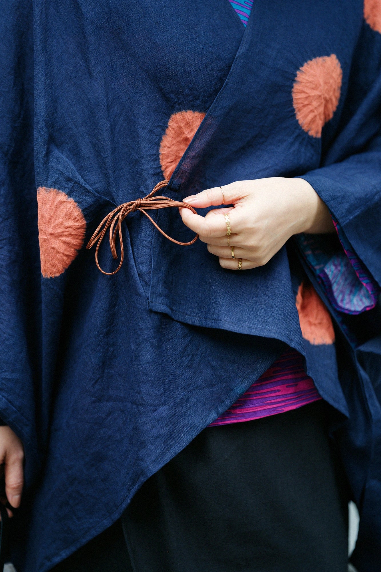  Kinkiyo Shibori Leinen Kisaragi kurze Länge (Mijikatake) / große Polka Dot (Mizutamadai) Dunkelblau (Shikoniro) x Birkenfarbe (Kabairo)