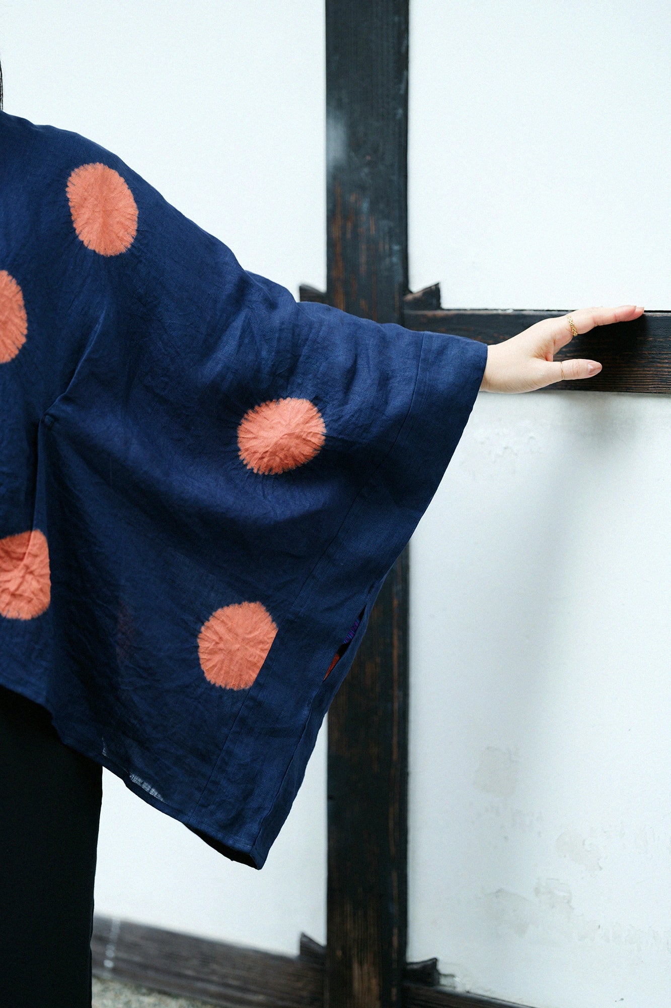  Kinkiyo Shibori Leinen Kisaragi kurze Länge (Mijikatake) / große Polka Dot (Mizutamadai) Dunkelblau (Shikoniro) x Birkenfarbe (Kabairo)