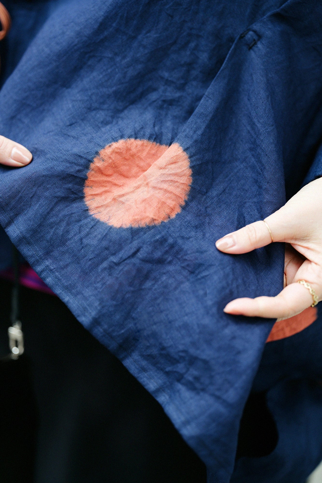  Kinkiyo Shibori Leinen Kisaragi kurze Länge (Mijikatake) / große Polka Dot (Mizutamadai) Dunkelblau (Shikoniro) x Birkenfarbe (Kabairo)