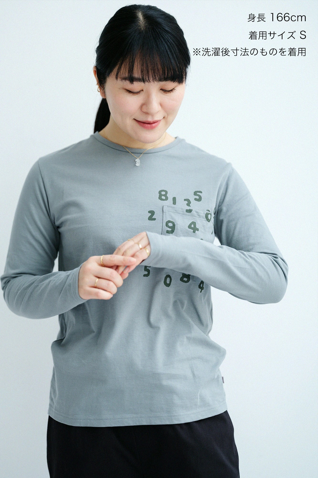 Plattiertes Jersey-T-Shirt mit langen Ärmeln und Taschen/Moosgrau