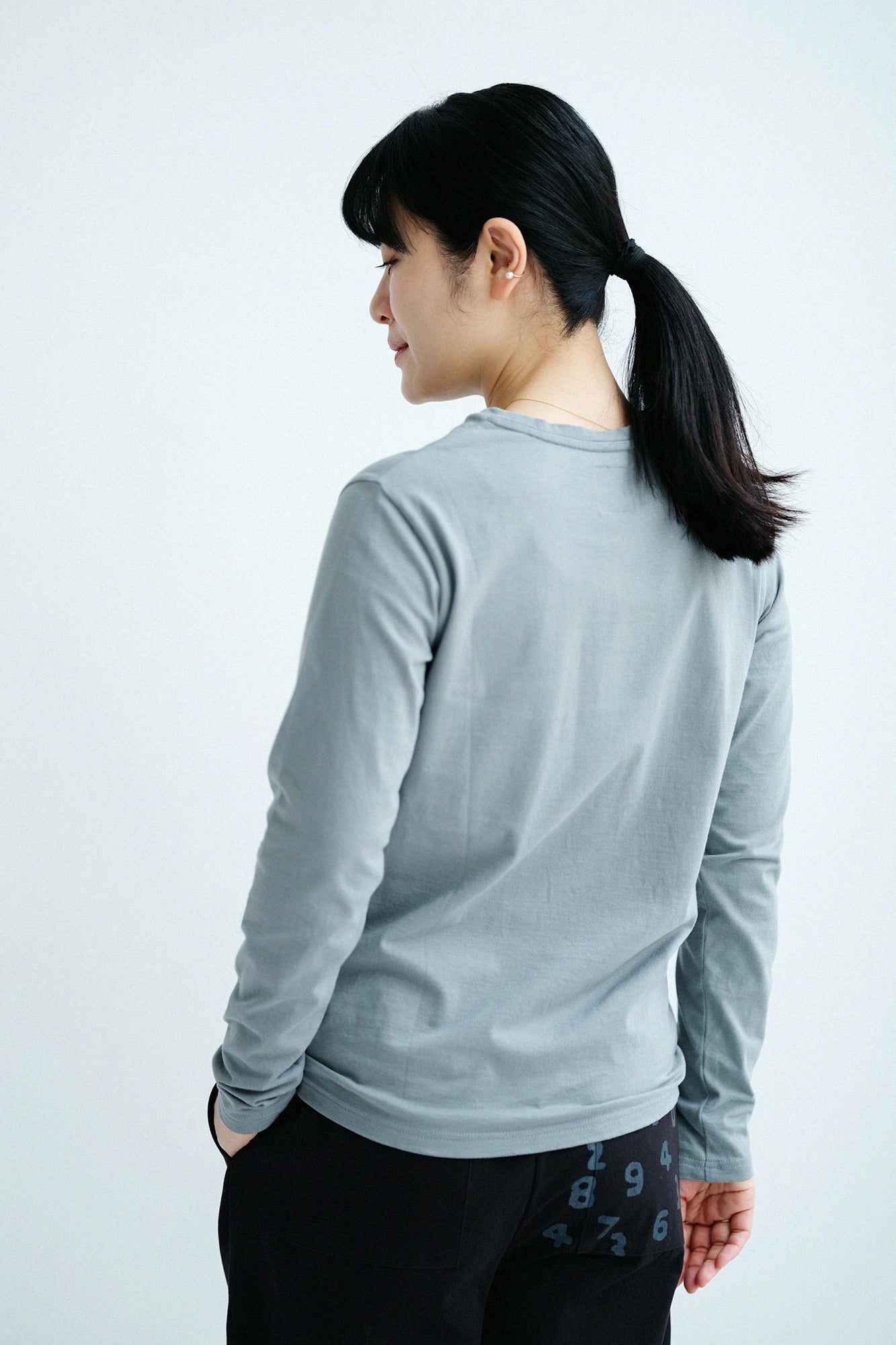 Plattiertes Jersey-T-Shirt mit langen Ärmeln und Taschen/Moosgrau