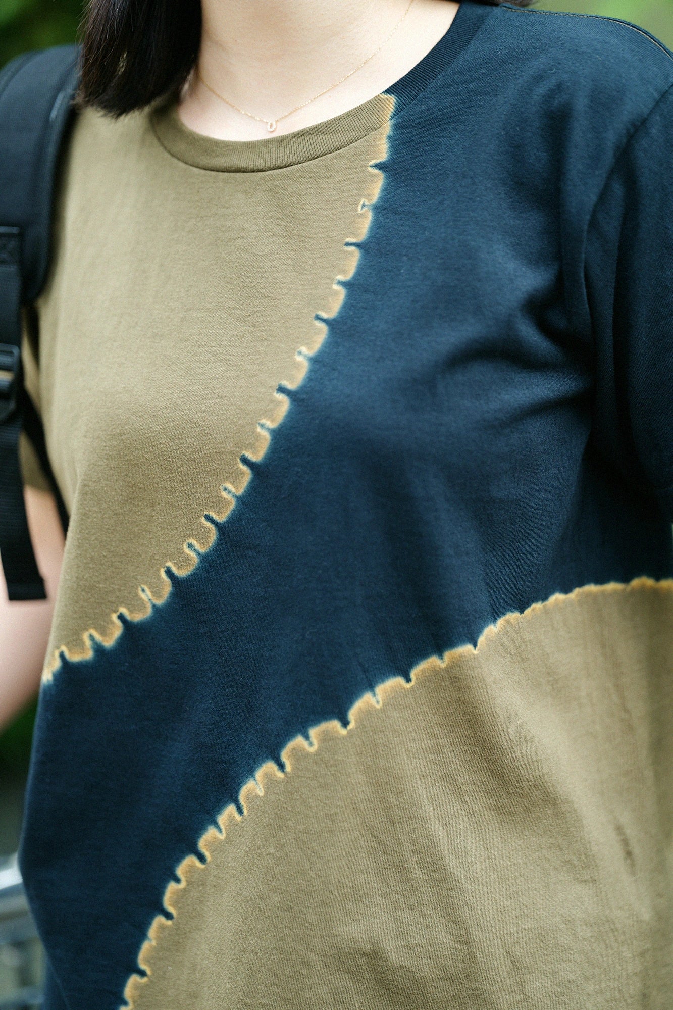 T-Shirt mit halblangen Ärmeln und pflanzengefärbtem Stoff in <span data-glossary-id="">Kinchaku-Färbung</span> [5.0] / Planet Armeegreen × Schwarz 
