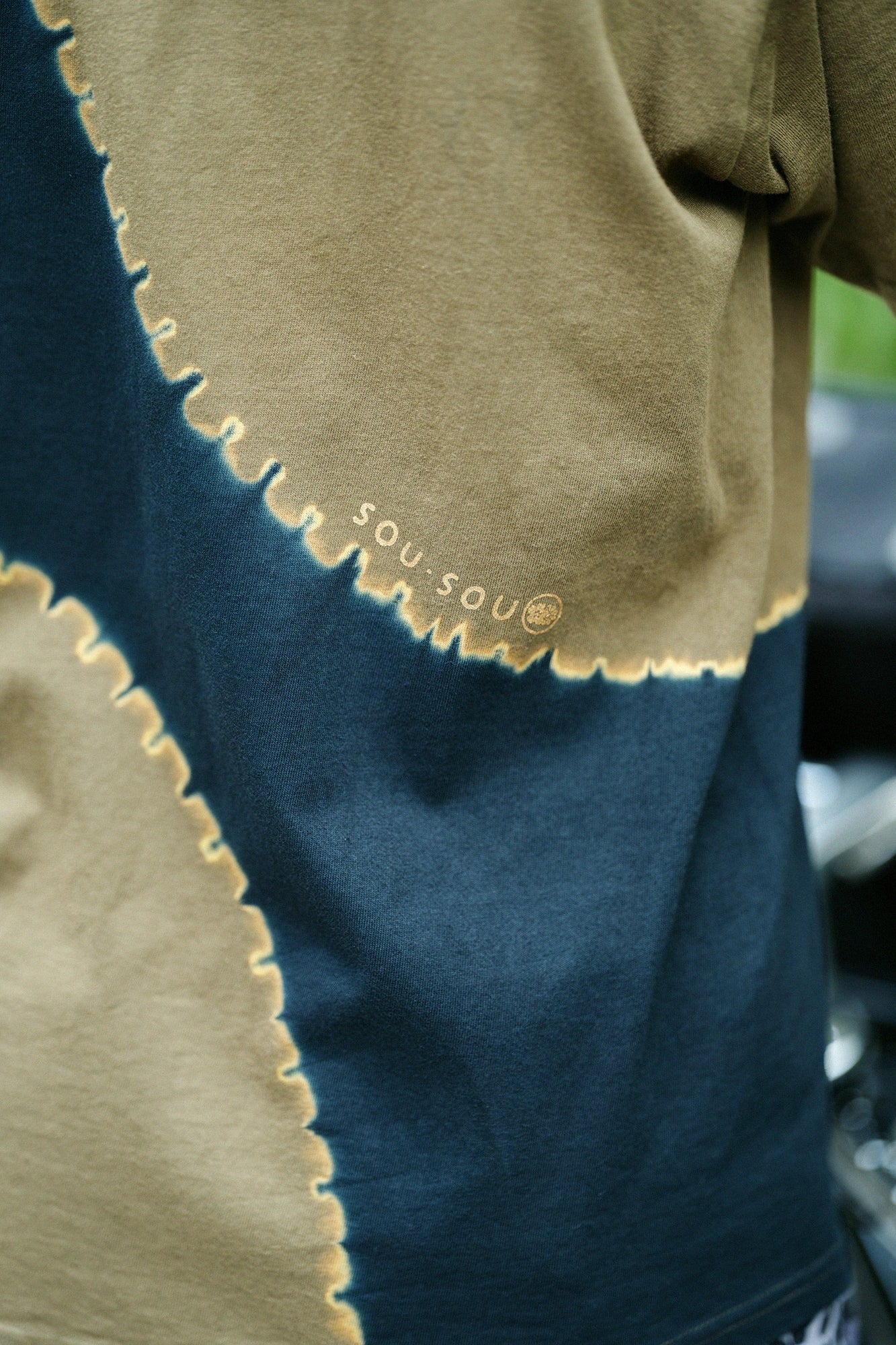 T-Shirt mit halblangen Ärmeln und pflanzengefärbtem Stoff in <span data-glossary-id="">Kinchaku-Färbung</span> [5.0] / Planet Armeegreen × Schwarz 