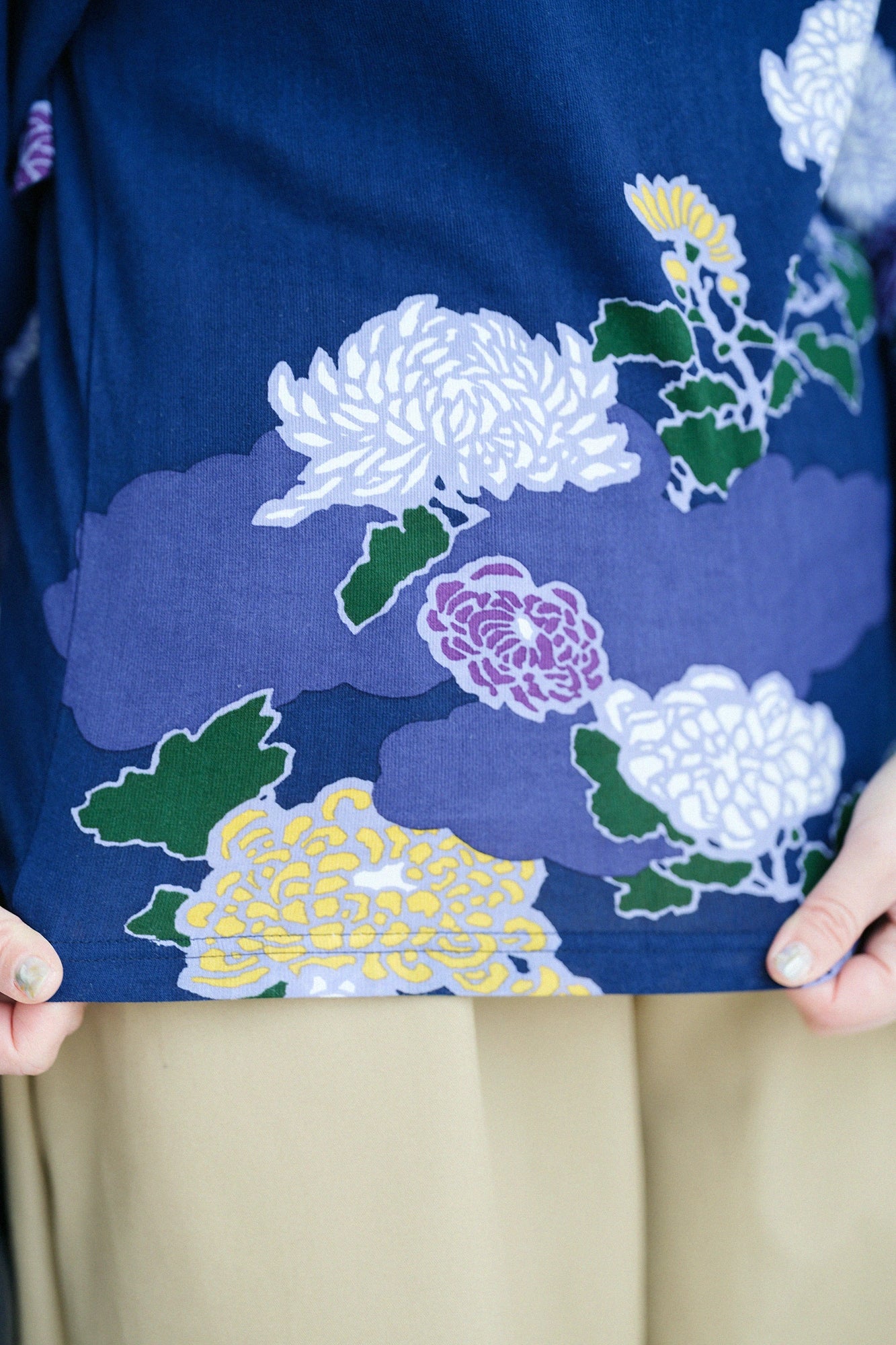 Takashima Chijimi 40/40 Nagi-Jiban/Kumodori mit Chrysanthemen 
