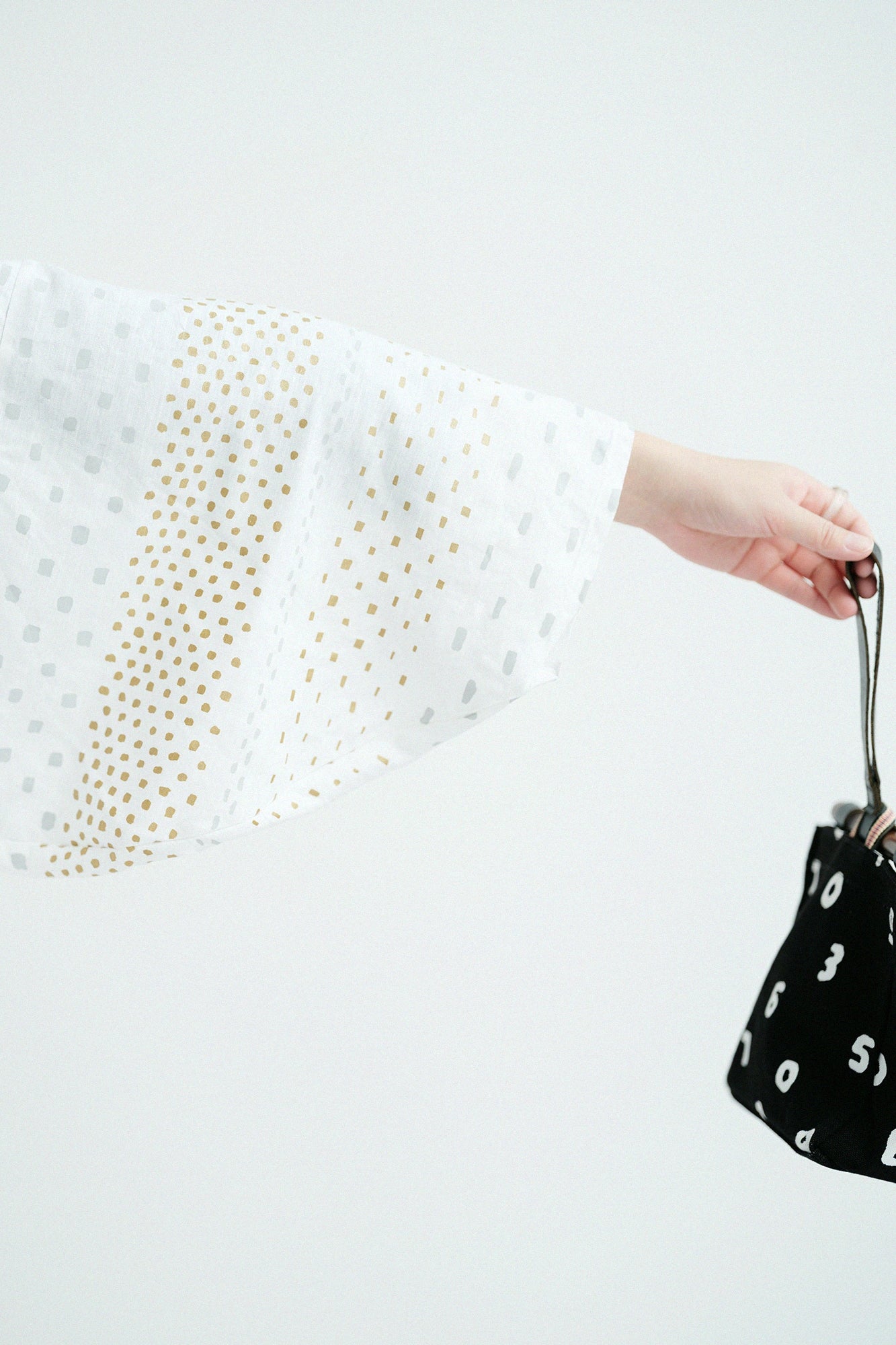 【Réservé à la vente en ligne】Chemise à col droit en ramie, coupe carrée / Nagi-natashikaku, motif Araréjima, Tsukumo 
