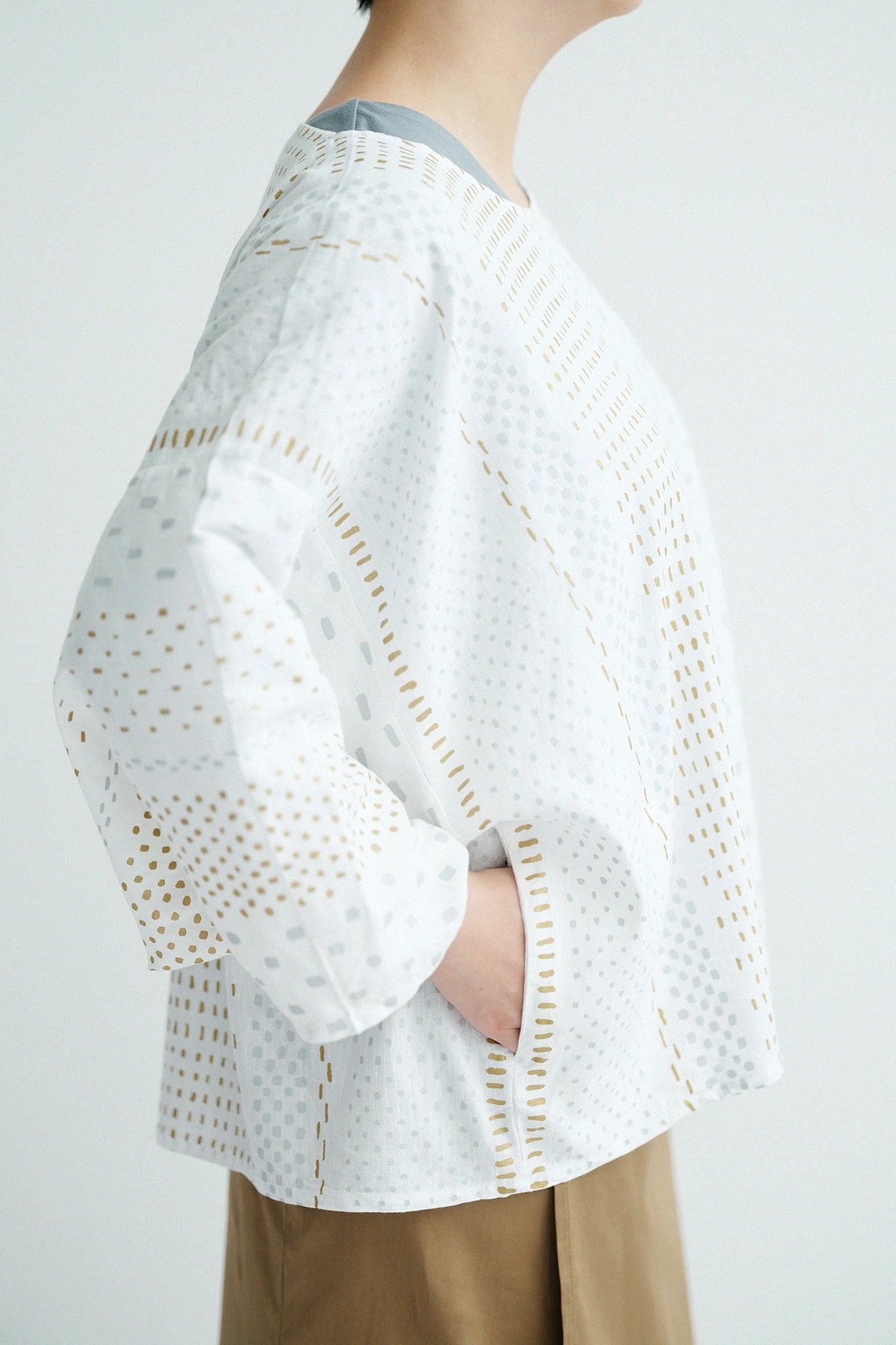 【Réservé à la vente en ligne】Chemise à col droit en ramie, coupe carrée / Nagi-natashikaku, motif Araréjima, Tsukumo 