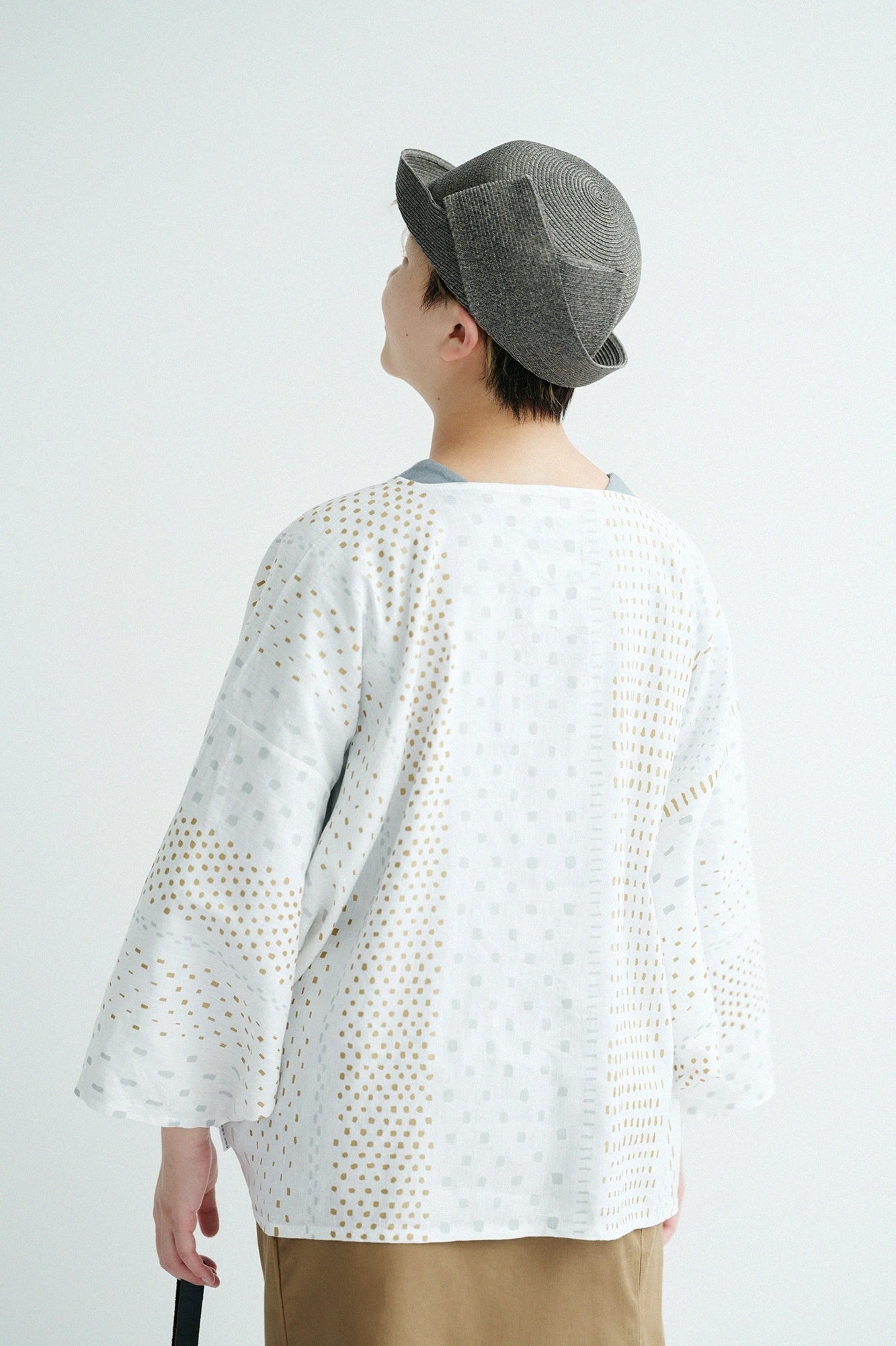 【Réservé à la vente en ligne】Chemise à col droit en ramie, coupe carrée / Nagi-natashikaku, motif Araréjima, Tsukumo 