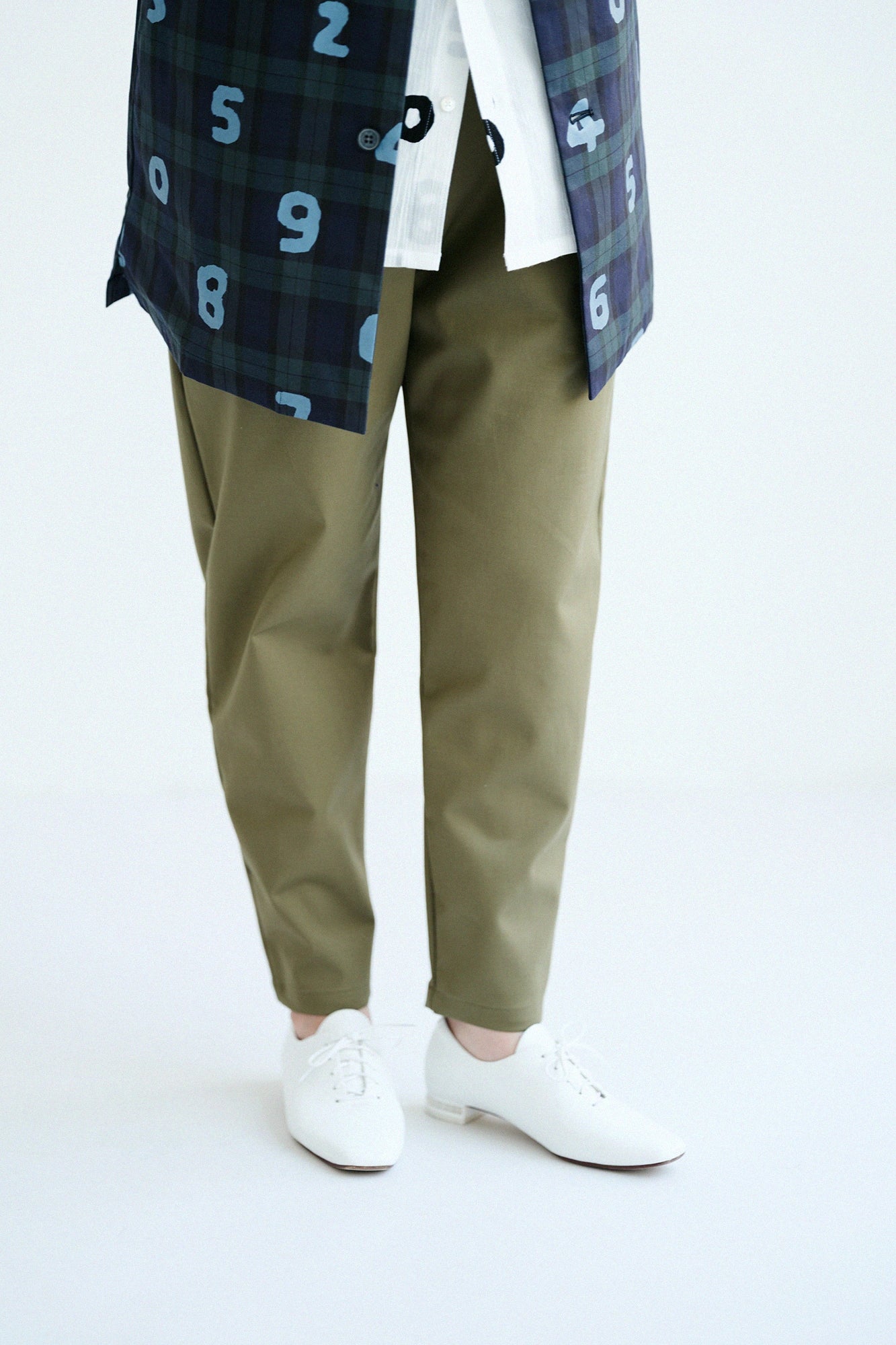 Leicht zulaufende Hose mit doppeltem Cross-Stretch/Olivgrün
