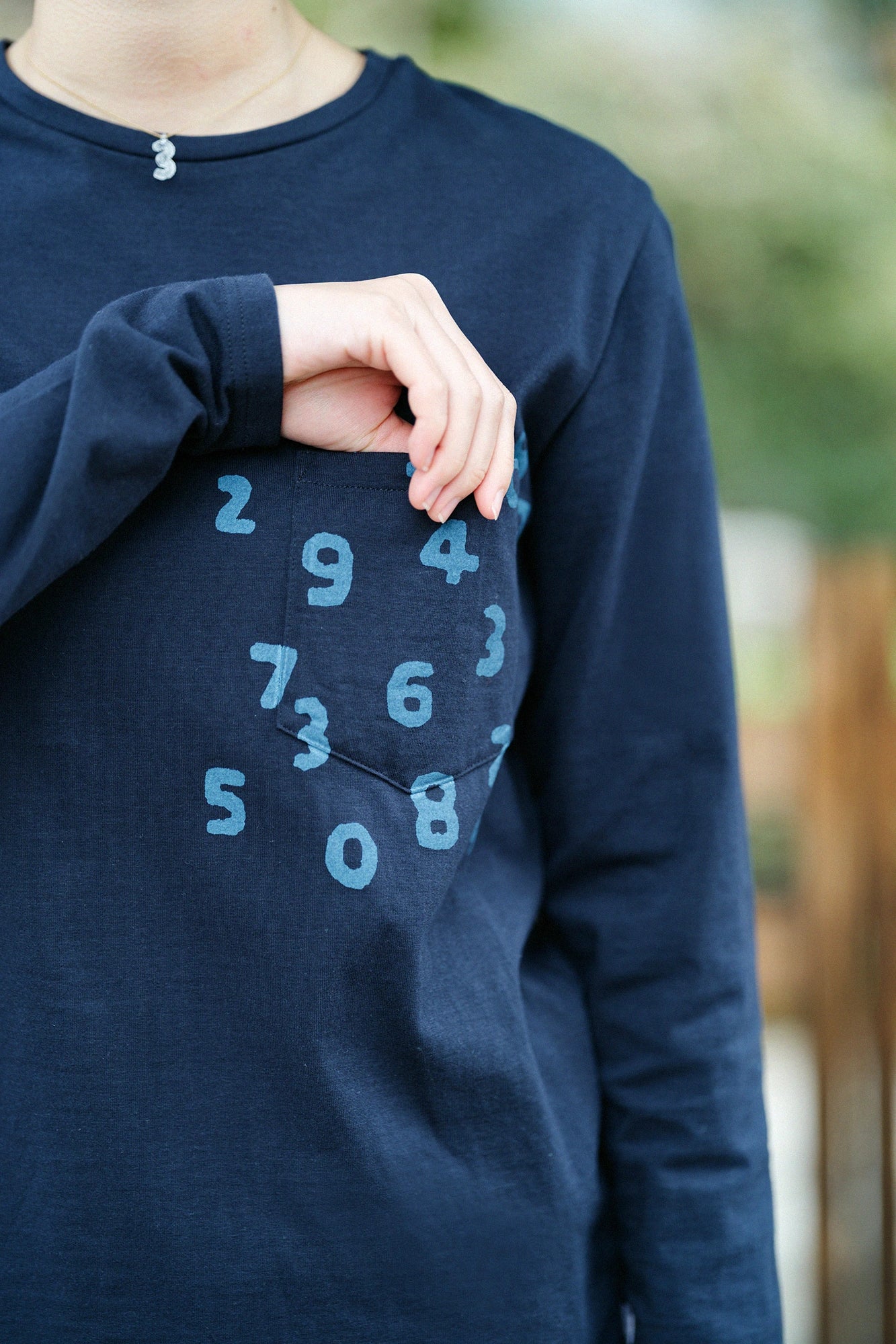 プレーティング天竺 長袖ポケットTシャツ／ネイビーブラック