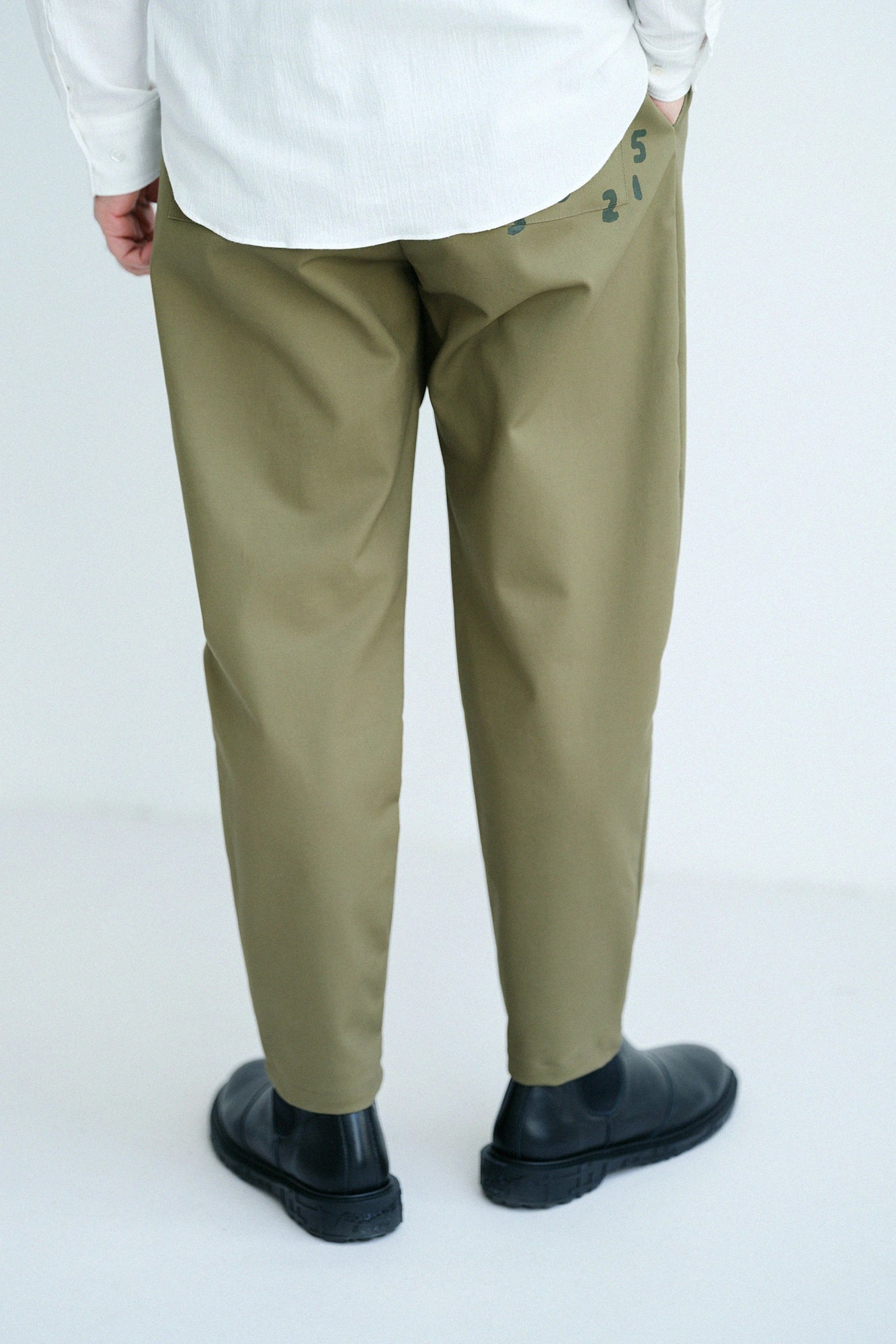 Leicht zulaufende Hose mit doppeltem Cross-Stretch/Olivgrün